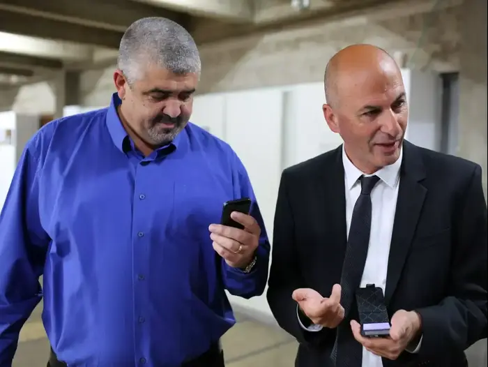 שלומי לחיאני ופרקליטו נתי שמחוני בבית משפט השלום בתל אביב, מאי 2014 (יותם רונן) שלומי לחיאני ופרקליטו נתי שמחוני בבית משפט השלום בתל אביב, מאי 2014 (יותם רונן)