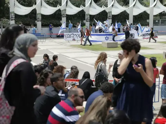 הפגנה הנגד של 'אם תרצו' לציון יום הנכבה באוניברסיטת תל אביב, מאי 2014 (דרור עינב) הפגנה הנגד של 'אם תרצו' לציון יום הנכבה באוניברסיטת תל אביב, מאי 2014 (דרור עינב)