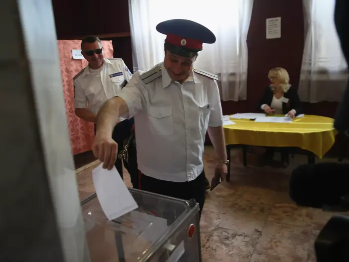 קלפי בכפר סלביאנסק במשאל העם על גורל עצמאות מזרח אוקראינה, 11 במאי 2014 (GettyImages) קלפי בכפר סלביאנסק במשאל העם על גורל עצמאות מזרח אוקראינה, 11 במאי 2014 (GettyImages)
