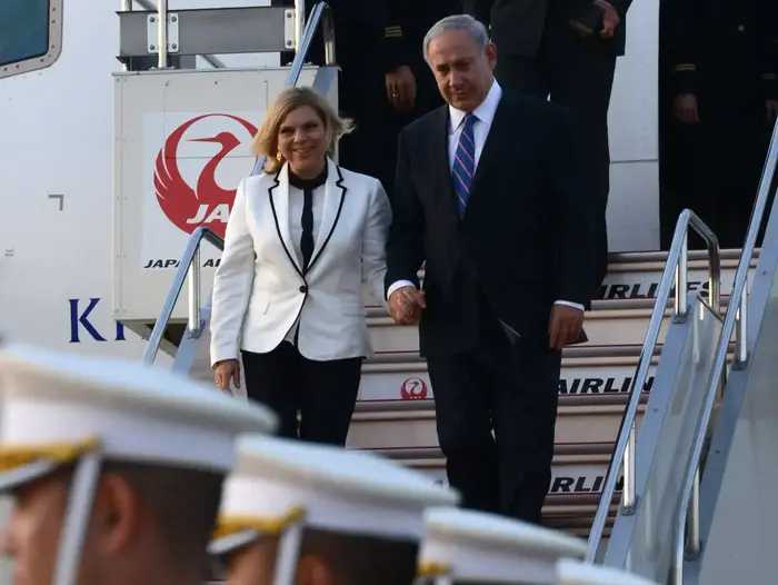 ראש הממשלה בנימין נתניהו ורעייתו הגברת שרה נתניהו נוחתים בטוקיו, יפן, מאי 2014 (לשכת העיתונות הממשלתית , קובי גדעון, לע"מ) ראש הממשלה בנימין נתניהו ורעייתו הגברת שרה נתניהו נוחתים בטוקיו, יפן, מאי 2014 (לשכת העיתונות הממשלתית , קובי גדעון, לע"מ)