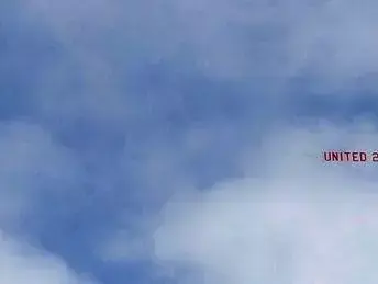 אוהדי מנצ'סטר יונייטד עם שלט נגד סטיבן ג'רארד (צילום מסך) אוהדי מנצ'סטר יונייטד עם שלט נגד סטיבן ג'רארד (צילום מסך)