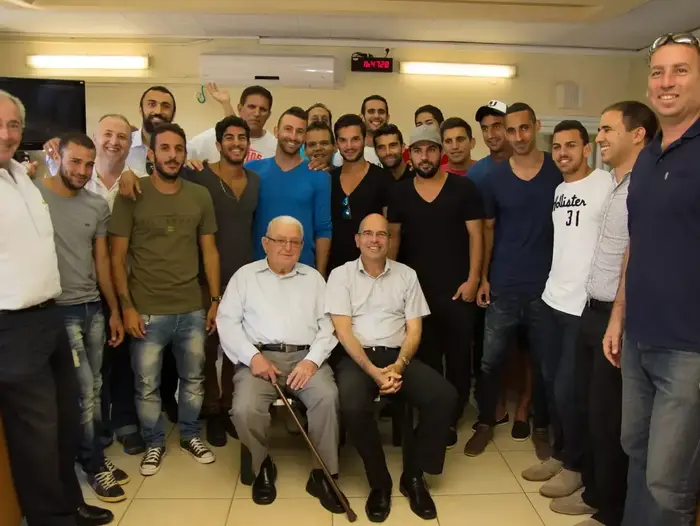 הפועל פתח תקוה יחד ראש עיריית פתח תקוה איציק ברוורמן והאוהד ראובן בונימוביץ (יח"צ , יוני בארי) הפועל פתח תקוה יחד ראש עיריית פתח תקוה איציק ברוורמן והאוהד ראובן בונימוביץ (יח"צ , יוני בארי)