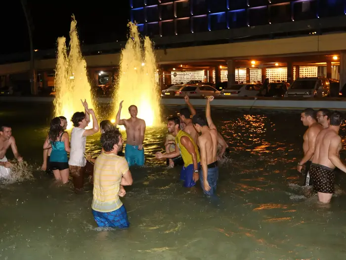 חגיגות אוהדי מכבי תל אביב בכיכר (קובי אליהו) חגיגות אוהדי מכבי תל אביב בכיכר (קובי אליהו)
