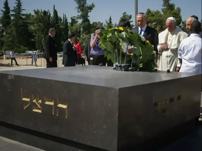 האפיפיור פרנציסקוס מבקר בהר הרצל. מאי 2014 (אורי לנץ) האפיפיור פרנציסקוס מבקר בהר הרצל. מאי 2014 (אורי לנץ)