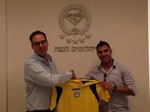 שחקן מכבי נתניה אנס דאבור עם גיל לב (אתר רשמי) שחקן מכבי נתניה אנס דאבור עם גיל לב (אתר רשמי)