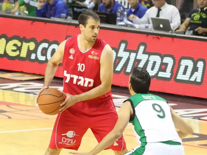 שחקן הפועל ירושלים יותם הלפרין מול שחקן מכבי חיפה מורן רוט (אדריאן הרבשטיין) שחקן הפועל ירושלים יותם הלפרין מול שחקן מכבי חיפה מורן רוט (אדריאן הרבשטיין)