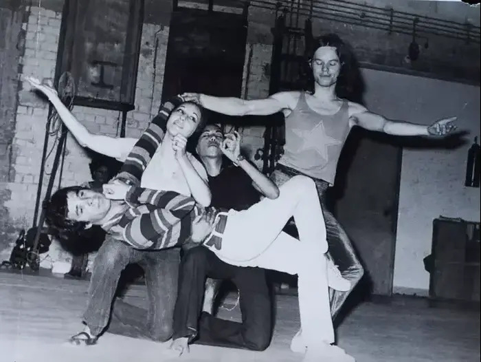 המחזמר שיער, 1970. עומד: כריס ג'אגר, אח של מיק ג'אגר. שוכב: צדי צרפתי. באמצע ביניהם: מרגלית צנעני (מימין). (באדיבות המצולמים) המחזמר שיער, 1970. עומד: כריס ג'אגר, אח של מיק ג'אגר. שוכב: צדי צרפתי. באמצע ביניהם: מרגלית צנעני (מימין). (באדיבות המצולמים)