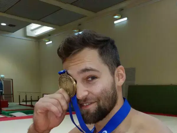 המתעמל אלכס שטילוב (יח"צ , עמית שיסל) המתעמל אלכס שטילוב (יח"צ , עמית שיסל)