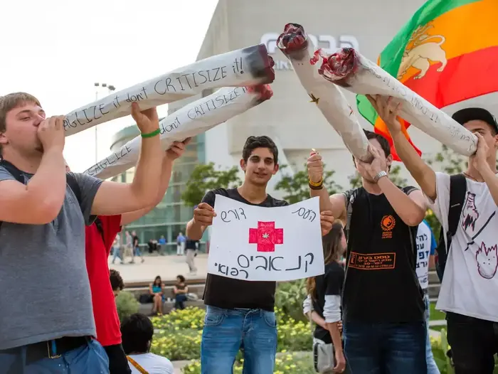 עצרת בעד שימוש בצמח הקנאביס, הבימה, תל אביב. מאי 2014 (יותם רונן) עצרת בעד שימוש בצמח הקנאביס, הבימה, תל אביב. מאי 2014 (יותם רונן)