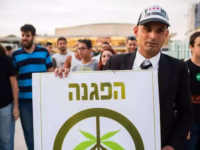 עצרת בעד שימוש בצמח הקנאביס, הבימה, תל אביב. מאי 2014 (יותם רונן) עצרת בעד שימוש בצמח הקנאביס, הבימה, תל אביב. מאי 2014 (יותם רונן)