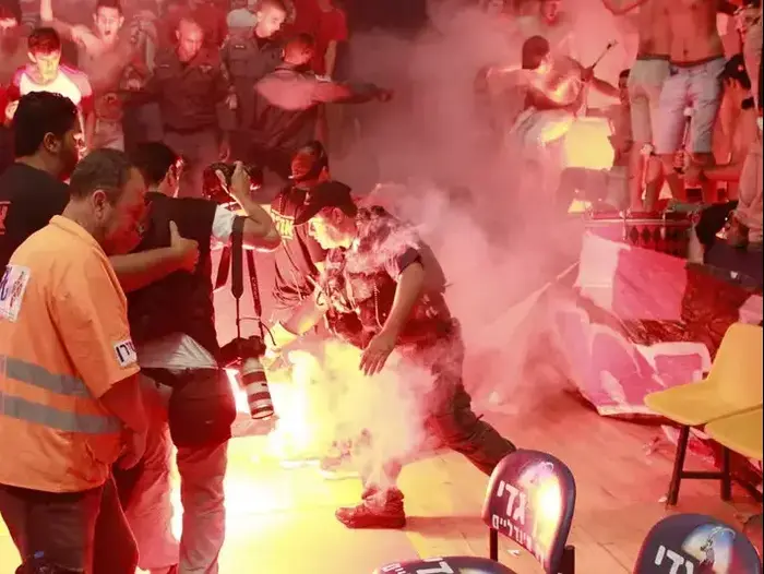 סדרן מפנה אבוקה באולם מלחה (יוסי ציפקיס) סדרן מפנה אבוקה באולם מלחה (יוסי ציפקיס)