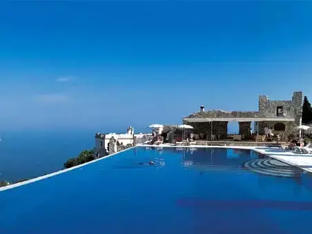 בריכה במלון קרוסו באיטליה (אתר רשמי , www.luxurytravelmagazine.com)