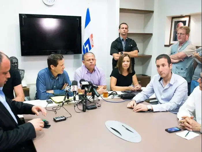סיעת העבודה התכנסה בבית המפלגה שבתל אביב כדי להחליט על מועמד לנשיאות (יותם רונן) סיעת העבודה התכנסה בבית המפלגה שבתל אביב כדי להחליט על מועמד לנשיאות (יותם רונן)