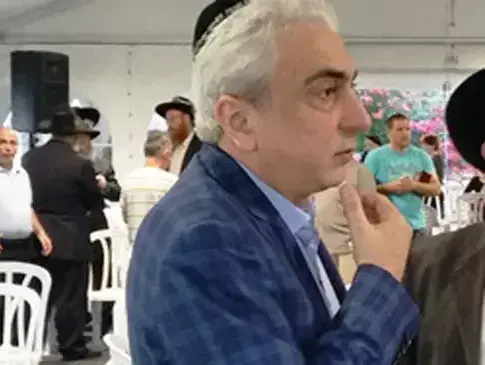 רבנים ואוליגרכים עלו לנחם את בני משפחתו של הרב הראשי ליהדות גאורגיה, חכם משה מיכאלשוילי. בין המנחמים הרבים: המילארדר אברהם נניקשוילי, מאי 2014 (מערכת וואלה! NEWS , דובי גורביץ ואיגוד קהילות גאורגיה) רבנים ואוליגרכים עלו לנחם את בני משפחתו של הרב הראשי ליהדות גאורגיה, חכם משה מיכאלשוילי. בין המנחמים הרבים: המילארדר אברהם נניקשוילי, מאי 2014 (מערכת וואלה! NEWS , דובי גורביץ ואיגוד קהילות גאורגיה)