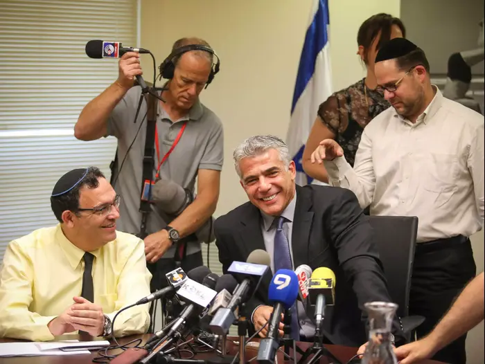 ישיבת סיעה של מפלגת "יש עתיד" בכנסת, יוני 2014 (נועם מושקוביץ) ישיבת סיעה של מפלגת "יש עתיד" בכנסת, יוני 2014 (נועם מושקוביץ)