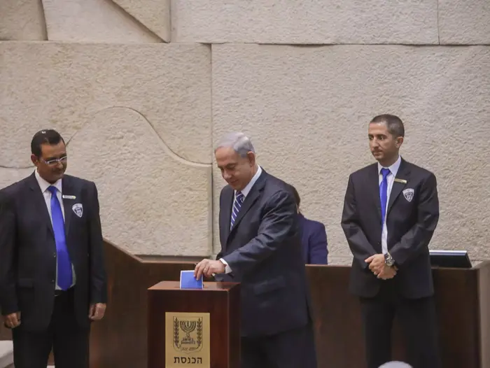 ראש הממשלה בנימין נתניהו מצביע בבחירות לנשיאות, יוני 2014 (נועם מושקוביץ) ראש הממשלה בנימין נתניהו מצביע בבחירות לנשיאות, יוני 2014 (נועם מושקוביץ)