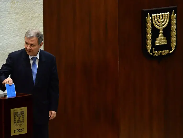 מאיר שטרית בבחירות לנשיאות במליאת הכנסת (לשכת העיתונות הממשלתית , קובי גדעון) מאיר שטרית בבחירות לנשיאות במליאת הכנסת (לשכת העיתונות הממשלתית , קובי גדעון)