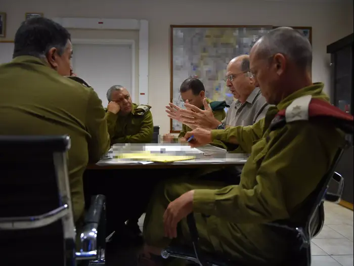 שר הביטחון משה יעלון בהערכת מעצב על שלושת הנערים הנעדרים. חטמ"ר יהודה, 14 ביוני 2014 (משרד הביטחון , אריאל חרמוני) שר הביטחון משה יעלון בהערכת מעצב על שלושת הנערים הנעדרים. חטמ"ר יהודה, 14 ביוני 2014 (משרד הביטחון , אריאל חרמוני)