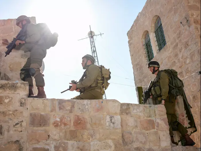 לוחמי גדוד גרניט של חטיבת הנח"ל מפעילות בחברון הקשורה בחטיפתם של שלושה נערים (דובר צה"ל) לוחמי גדוד גרניט של חטיבת הנח"ל מפעילות בחברון הקשורה בחטיפתם של שלושה נערים (דובר צה"ל)