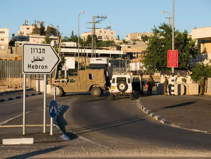 כוחות צה"ל עורכים סגר על חברון לאחר חטיפת הנערים, יוני 2014 (יותם רונן) כוחות צה"ל עורכים סגר על חברון לאחר חטיפת הנערים, יוני 2014 (יותם רונן)