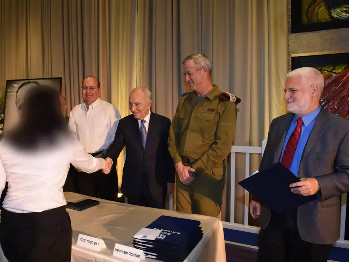 הרמטכ"ל בני גנץ, שיא המדינה שמעון פרס ושר הביטחון משה (בוגי) יעלון בחלוקת פרס ביטחון ישראל- 2014 (משרד הביטחון , אלון בסון) הרמטכ"ל בני גנץ, שיא המדינה שמעון פרס ושר הביטחון משה (בוגי) יעלון בחלוקת פרס ביטחון ישראל- 2014 (משרד הביטחון , אלון בסון)