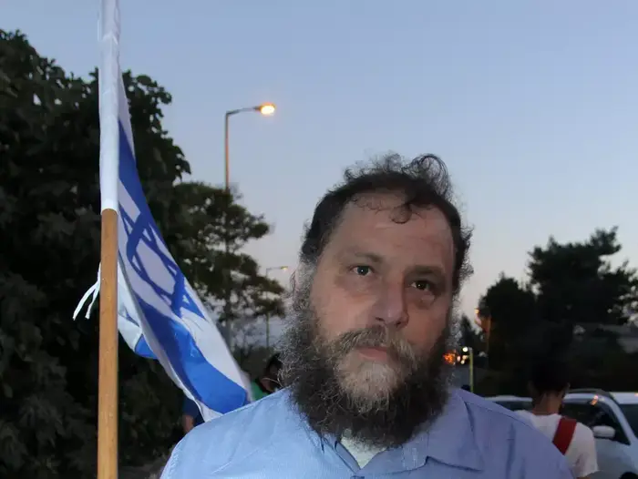 הגשת צו גירוש לחנין זועבי בביתה בנצרת עילית, יוני 2014 (אדריאן הרבשטיין) הגשת צו גירוש לחנין זועבי בביתה בנצרת עילית, יוני 2014 (אדריאן הרבשטיין)
