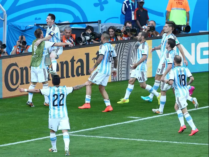 שחקני נבחרת ארגנטינה חוגגים עם ליאונל מסי (GettyImages , Ian Walton) שחקני נבחרת ארגנטינה חוגגים עם ליאונל מסי (GettyImages , Ian Walton)