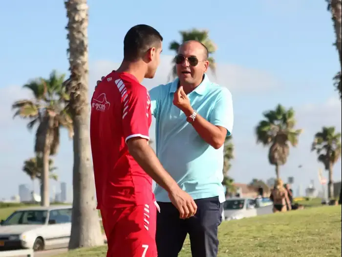 המנהל המקצועי של הפועל תל אביב, איל ברקוביץ', עם שחקן הקבוצה רועי גורדנה (יוסי ציפקיס) המנהל המקצועי של הפועל תל אביב, איל ברקוביץ', עם שחקן הקבוצה רועי גורדנה (יוסי ציפקיס)