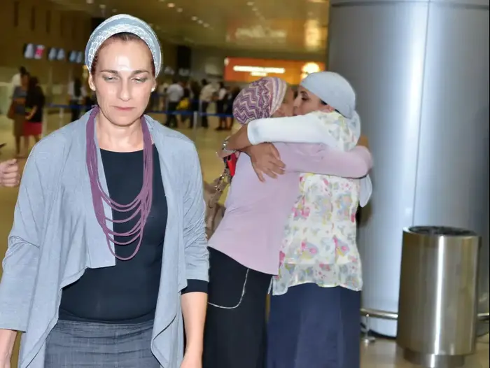 בת גלים שער ואיריס יפרח, אימהות הנערים החטופים בנתב"ג, בדרכן לז'נבה 24 ביוני 2014 (ניב אהרונסון) בת גלים שער ואיריס יפרח, אימהות הנערים החטופים בנתב"ג, בדרכן לז'נבה 24 ביוני 2014 (ניב אהרונסון)