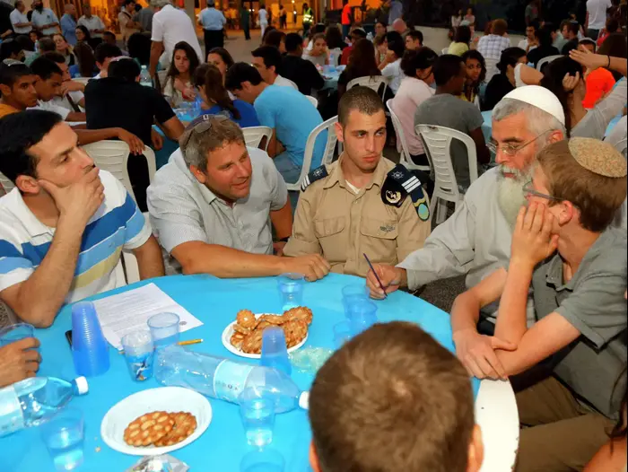 מפגן הזדהות ותמיכה למען הבנים החטופים של משרד החינוך (ספק 500 , צילום: ששון תירם) מפגן הזדהות ותמיכה למען הבנים החטופים של משרד החינוך (ספק 500 , צילום: ששון תירם)