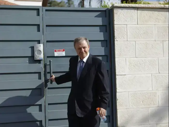 מאיר שטרית יוצא מביתו ביום הבחירות לנשיאות, יוני 2014 (דרור עינב) מאיר שטרית יוצא מביתו ביום הבחירות לנשיאות, יוני 2014 (דרור עינב)