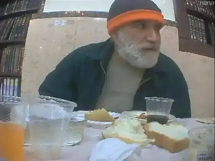 פנחס מור החשוד כי רימה משפחה שהגיעה אליו על מנת לסייע לילדם במחלה סופנית. (צילום מסך , מתוך תחקיר כלבוטק) פנחס מור החשוד כי רימה משפחה שהגיעה אליו על מנת לסייע לילדם במחלה סופנית. (צילום מסך , מתוך תחקיר כלבוטק)