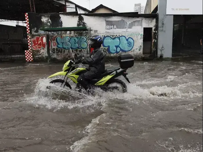 שטפונות ברחובות רסיפה, ברזיל (AP) שטפונות ברחובות רסיפה, ברזיל (AP)