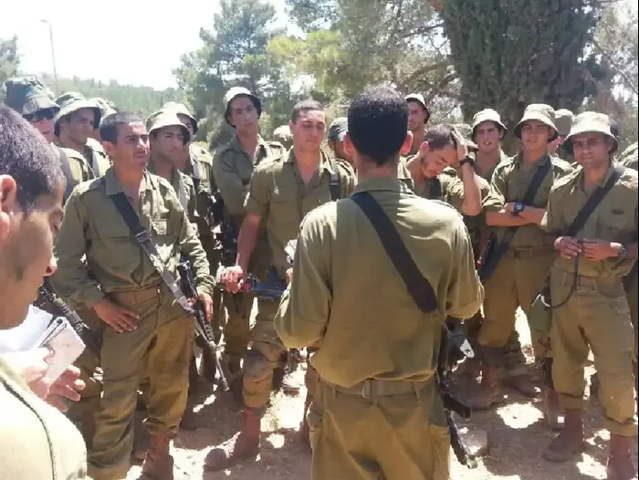 גדוד 202 של צנחנים בחיפושים אחר החוטפים והחטופים 27.6.2014 (מערכת וואלה! NEWS , אמיר בוחבוט) גדוד 202 של צנחנים בחיפושים אחר החוטפים והחטופים 27.6.2014 (מערכת וואלה! NEWS , אמיר בוחבוט)