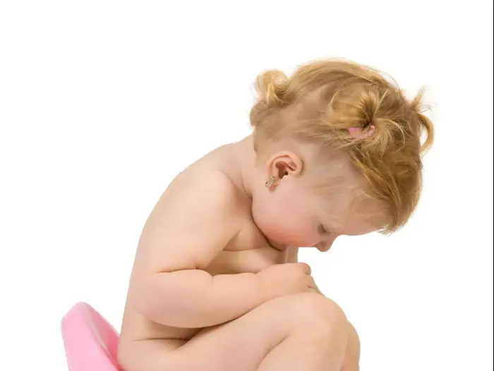 פעוטה יושבת על סיר (ShutterStock) פעוטה יושבת על סיר (ShutterStock)