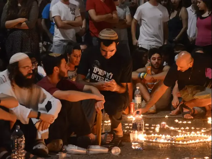 מדליקים נרות בכיכר רבין לזכר החטופים שגופותיהם נמצאו הערב. יוני 2014 (ניב אהרונסון) מדליקים נרות בכיכר רבין לזכר החטופים שגופותיהם נמצאו הערב. יוני 2014 (ניב אהרונסון)