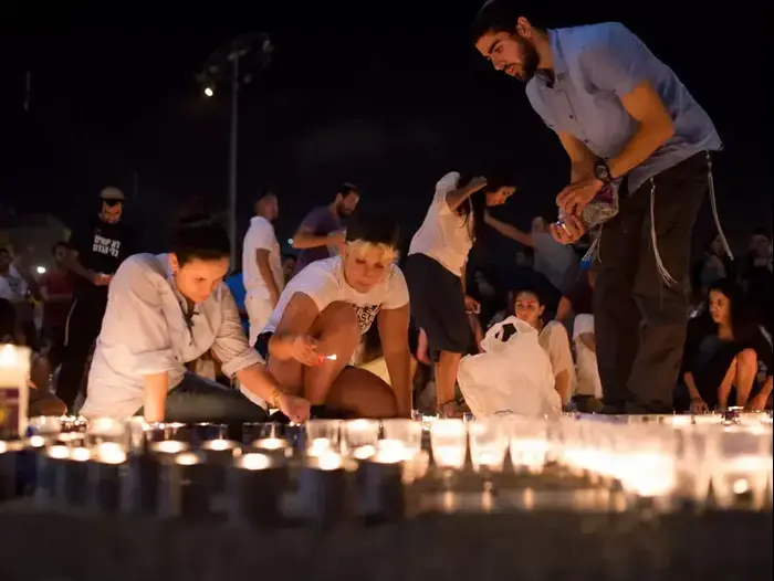 מדליקים נרות בכיכר רבין לזכר החטופים שגופותיהם נמצאו הערב. יוני 2014 (בן קלמר) מדליקים נרות בכיכר רבין לזכר החטופים שגופותיהם נמצאו הערב. יוני 2014 (בן קלמר)
