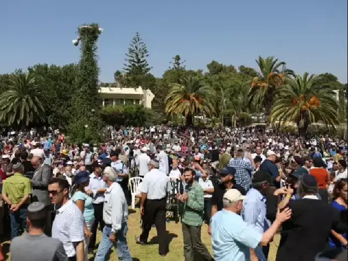 טקס האשכבה בנוף איילון לקראת מסע הלוויה של שלושת הנערים, יוני 2014 (נועם מושקוביץ) טקס האשכבה בנוף איילון לקראת מסע הלוויה של שלושת הנערים, יוני 2014 (נועם מושקוביץ)