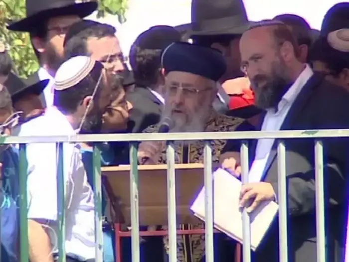 הרב יצחק יוסף ביישוב אלעד לקראת מסע הלוויה של שלושת הנערים, יוני 2014 (צילום מסך) הרב יצחק יוסף ביישוב אלעד לקראת מסע הלוויה של שלושת הנערים, יוני 2014 (צילום מסך)