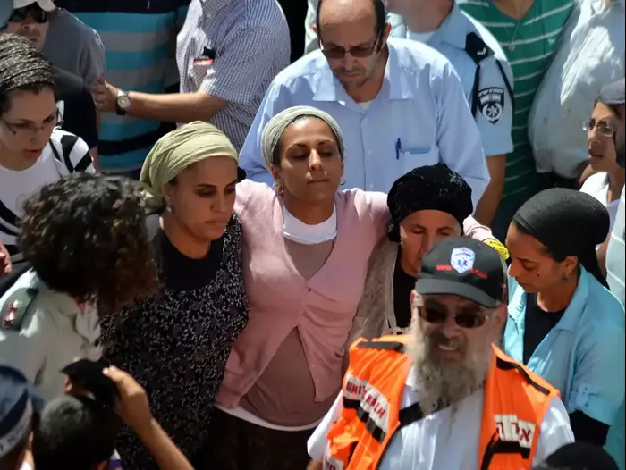 טקס האשכבה ביישוב אלעד לקראת מסע הלוויה של שלושת הנערים, יוני 2014 (ניב אהרונסון) טקס האשכבה ביישוב אלעד לקראת מסע הלוויה של שלושת הנערים, יוני 2014 (ניב אהרונסון)