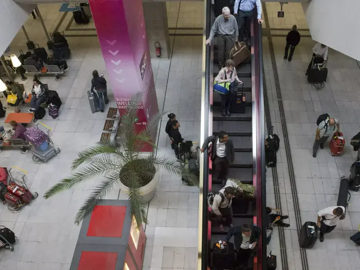 משטרת צרפת הטמינה מטען חבלה בנמל התעופה של מרסיי כדי לבחון את ערנות הכוחות המקומיים, ושכחה איפה החביאה אותו (AP) משטרת צרפת הטמינה מטען חבלה בנמל התעופה של מרסיי כדי לבחון את ערנות הכוחות המקומיים, ושכחה איפה החביאה אותו (AP)