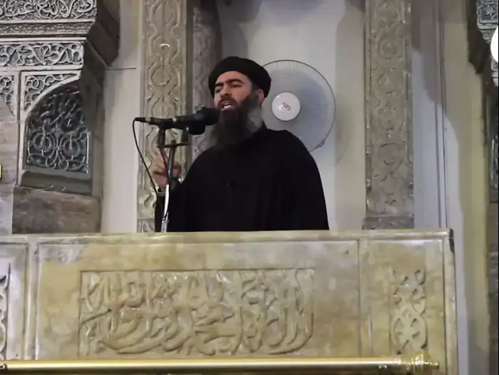 אבו בכר אל-בגדאדי, מנהיג "המדינה האיסלאמית" דאעש. מוסול, יולי 2014 (צילום מסך) אבו בכר אל-בגדאדי, מנהיג "המדינה האיסלאמית" דאעש. מוסול, יולי 2014 (צילום מסך)
