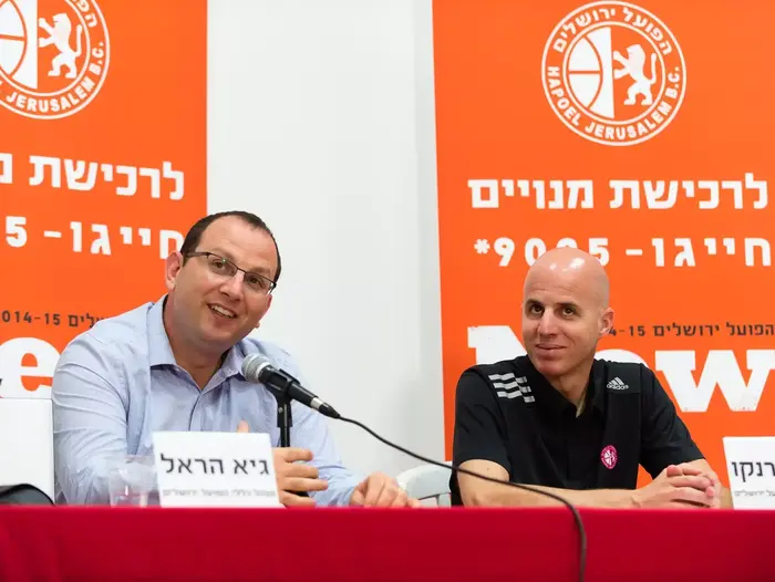 מאמן הפועל ירושלים דני פרנקו עם מנכ"ל הקבוצה גיא הראל (אתר רשמי) מאמן הפועל ירושלים דני פרנקו עם מנכ"ל הקבוצה גיא הראל (אתר רשמי)