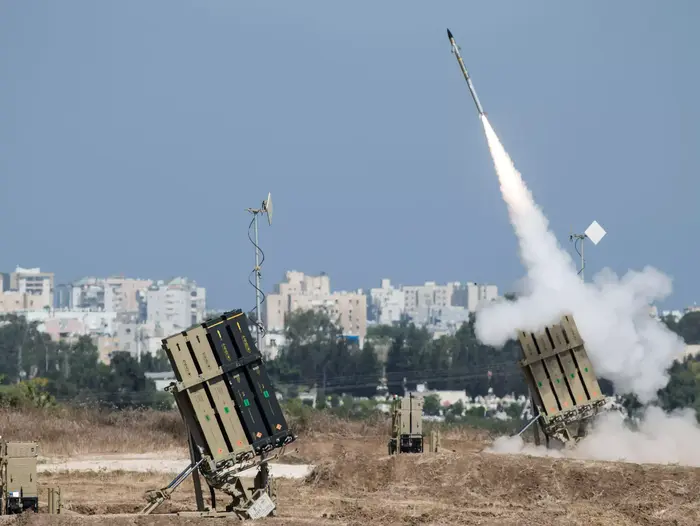 כיפת ברזל משגרת טיל מיירט לעבר רקטות ליד העיר אשדוד 8 ביולי 2014 (GettyImages) כיפת ברזל משגרת טיל מיירט לעבר רקטות ליד העיר אשדוד 8 ביולי 2014 (GettyImages)