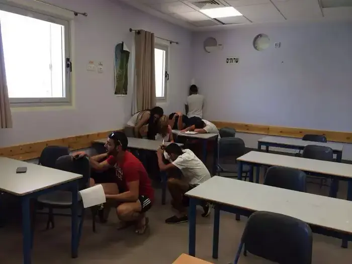 אזעקה בתיכון שער הנגב בזמן בחינת הבגרות במתמטיקה. יולי 2014 (מערכת וואלה! NEWS , דוברות המועצה האזורית שער הנגב) אזעקה בתיכון שער הנגב בזמן בחינת הבגרות במתמטיקה. יולי 2014 (מערכת וואלה! NEWS , דוברות המועצה האזורית שער הנגב)