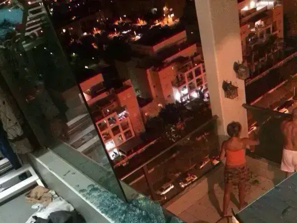 שריפה בעקבות נפילת רקטה באשדוד (מערכת וואלה! NEWS , לירז חסן) שריפה בעקבות נפילת רקטה באשדוד (מערכת וואלה! NEWS , לירז חסן)