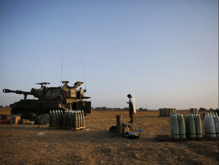 חייל מתפלל בשטח לקראת מבצע קרקעי ברצועת עזה, יולי 2014 (רויטרס) חייל מתפלל בשטח לקראת מבצע קרקעי ברצועת עזה, יולי 2014 (רויטרס)
