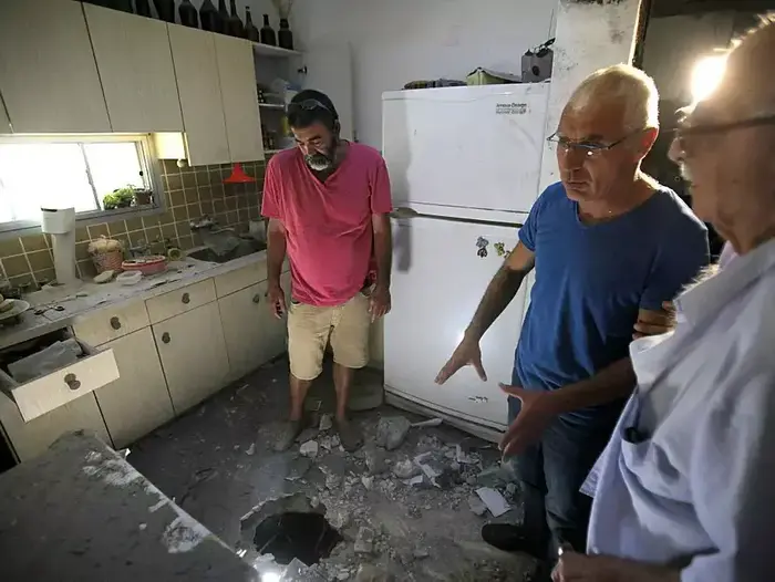 פגיעה ישירה של רקטה בבית בעין השלושה במבצע צוק איתן (דרור עינב) פגיעה ישירה של רקטה בבית בעין השלושה במבצע צוק איתן (דרור עינב)