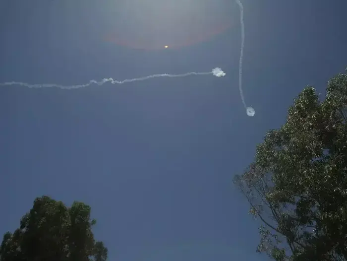 כיפת ברזל יירטה רקטה בעוטף עזה, 11 ביולי 2014 (דרור עינב) כיפת ברזל יירטה רקטה בעוטף עזה, 11 ביולי 2014 (דרור עינב)
