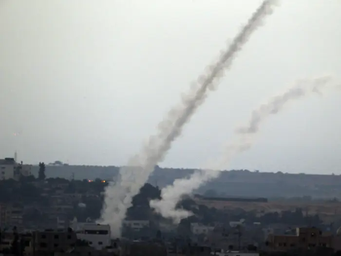 שיגור רקטות מהעיר עזה לעבר ישראל. 11 ביולי 2014 (AP) שיגור רקטות מהעיר עזה לעבר ישראל. 11 ביולי 2014 (AP)